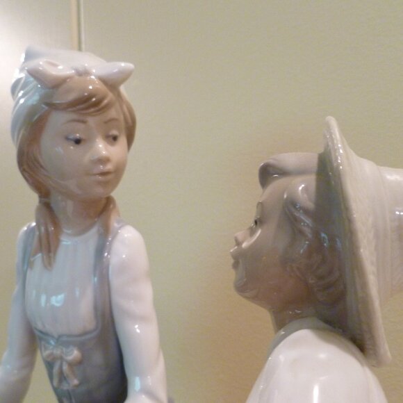 Nao by Lladro Vintage 1977 Figurine 'Chattering' #199 Boy and Girl Eating Grapes - Picture 10 of 16